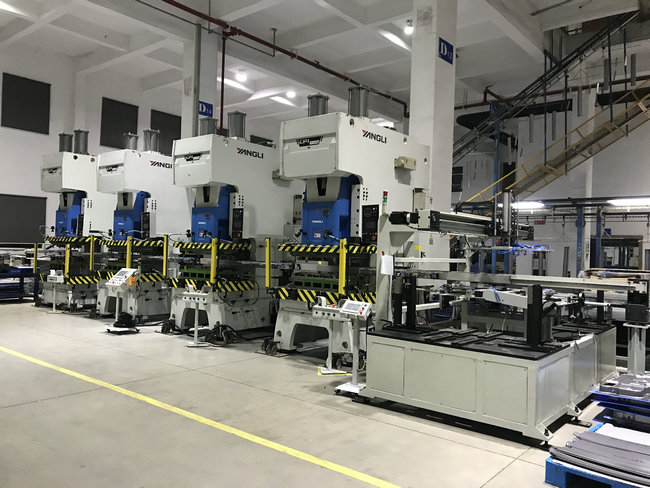 4臺(tái)沖床連線連桿機(jī)械手配拆垛機(jī)生產(chǎn)線視頻