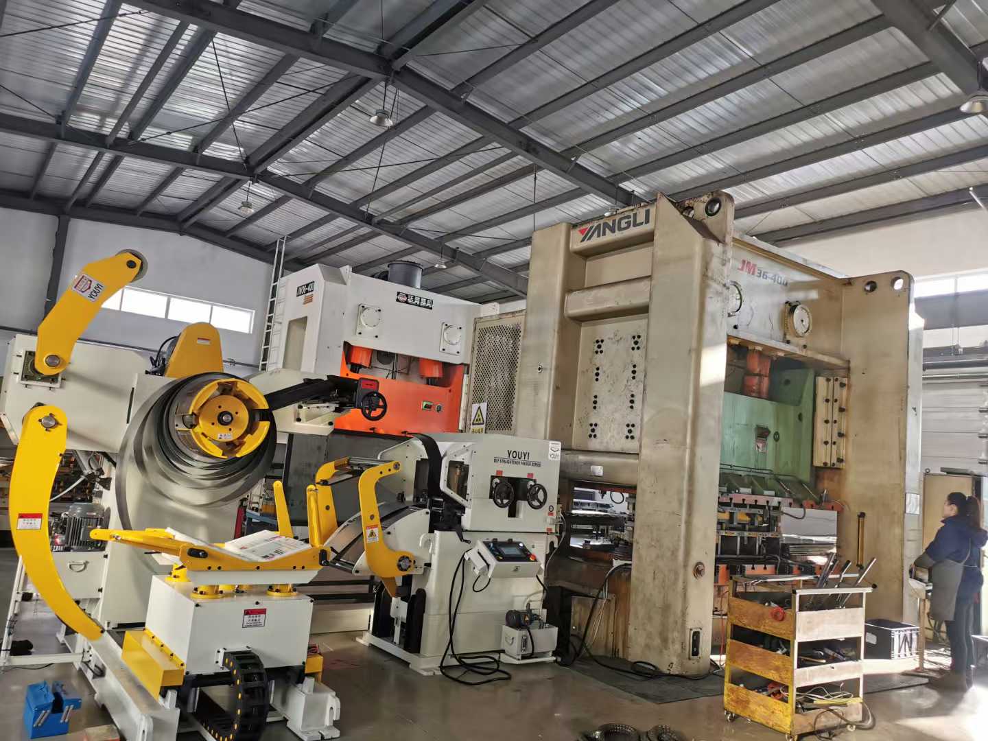 三合一沖床自動送料機出現(xiàn)送料不準情況要如何快速解決？